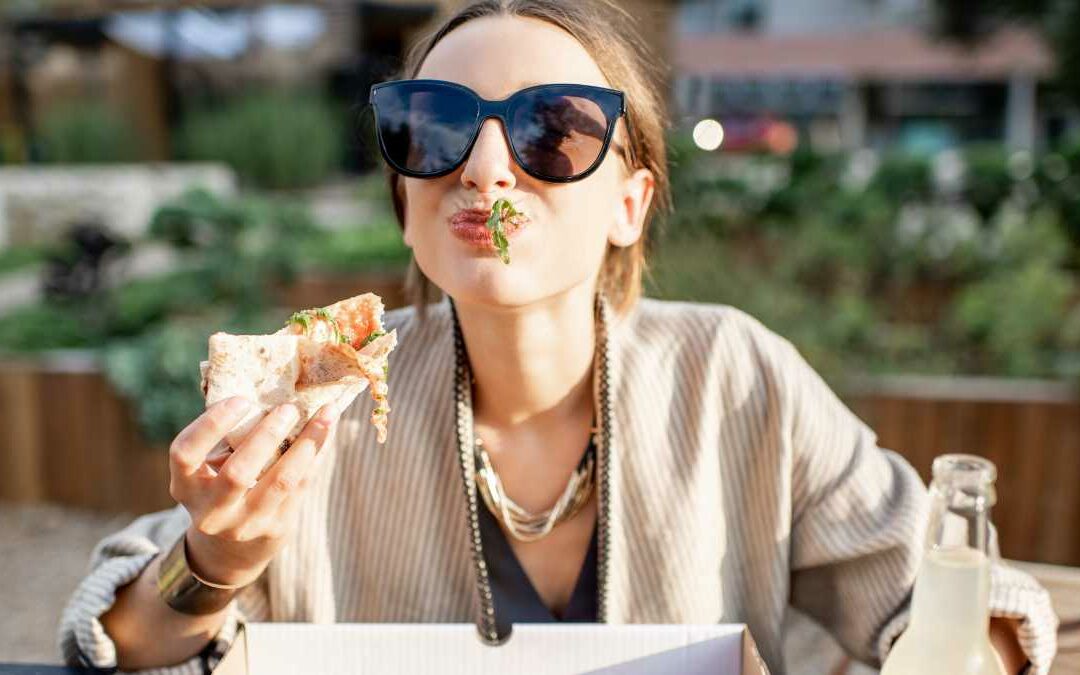 Deipnofobia: come gestire la paura di mangiare in pubblico